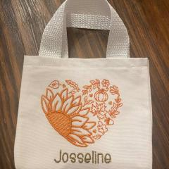 Beach bags in fabric with machine embroidery