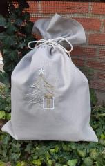 Chic Christmas Embroidery: Elevate Bags with Free Festive Designs