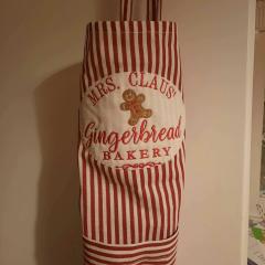 Baking Memories: Stitched Gingerbread Apron Treasure Every Christmas