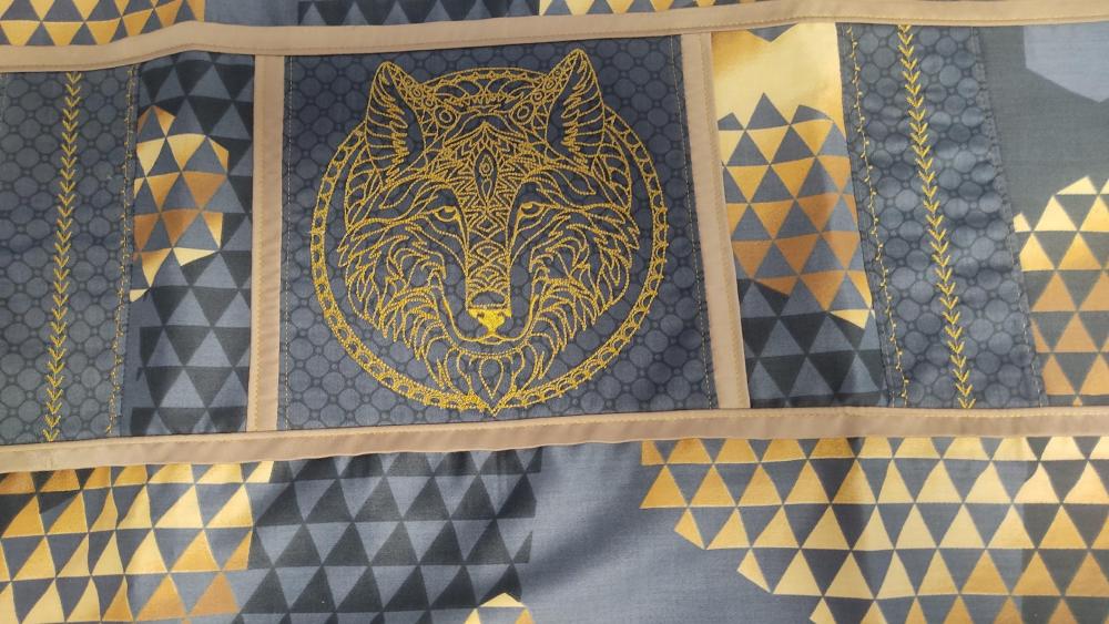 Quilt with with Embroidered wolf free design