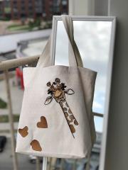 Shopping_bag_with_giraffe_embroidery_design.jpg