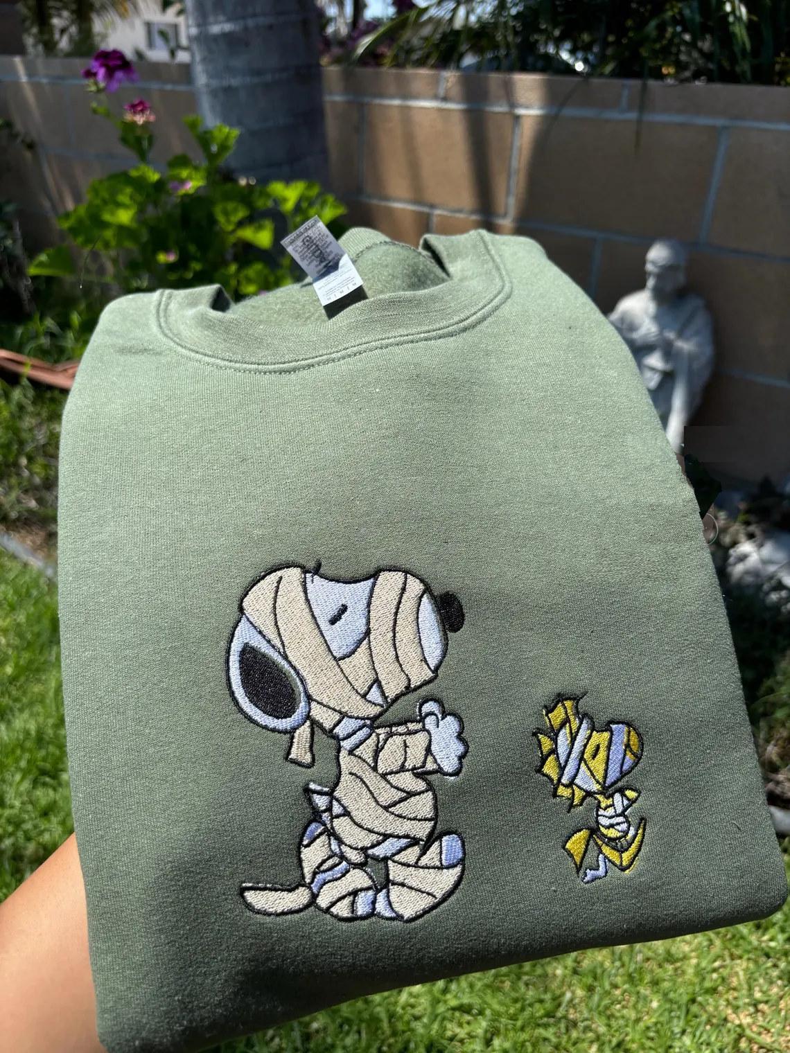 Hoodie_with_Snoopy_Mummy_Crewneck_embroidery_design.jpg